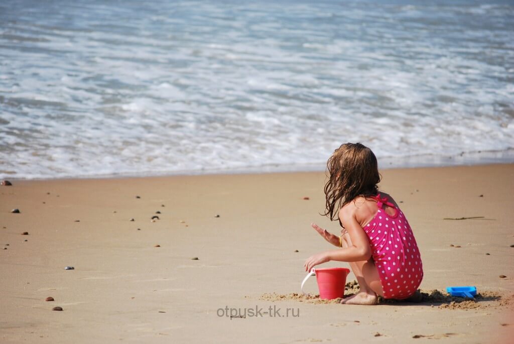 Дети играют на пляже Турции